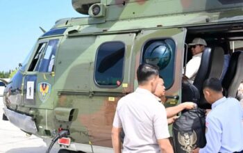 Presiden RI Prabowo Subianto saat bersiap bertolak menuju Kabupaten Majalengka, Jawa Barat, dengan menggunakan Helikopter Caracal TNI AU dari Pangkalan TNI AU Halim Perdanakusuma Jakarta, Senin (7/4/2025). (Biro Pers Sekretariat Presiden)