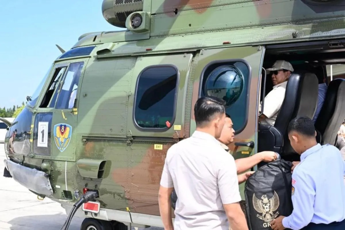 Presiden RI Prabowo Subianto saat bersiap bertolak menuju Kabupaten Majalengka, Jawa Barat, dengan menggunakan Helikopter Caracal TNI AU dari Pangkalan TNI AU Halim Perdanakusuma Jakarta, Senin (7/4/2025). (Biro Pers Sekretariat Presiden)