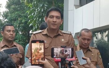Bupati Indramayu Lucky Hakim saat memberikan keterangan kepada awak media di Kantor Kementerian Dalam Negeri, Jakarta, Selasa (8/4/2025).