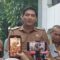 Bupati Indramayu Lucky Hakim saat memberikan keterangan kepada awak media di Kantor Kementerian Dalam Negeri, Jakarta, Selasa (8/4/2025).