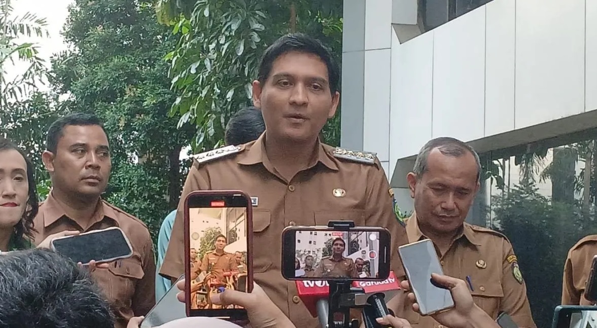 Bupati Indramayu Lucky Hakim saat memberikan keterangan kepada awak media di Kantor Kementerian Dalam Negeri, Jakarta, Selasa (8/4/2025).