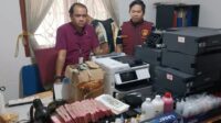 Petugas mengungkap tempat produksi uang palsu di Perumahan Griya Melati, Kelurahan Bubulak, Bogor Barat, Kota Bogor, Jawa Barat, Rabu (9/4/2025). (Kodim 0606 Kota Bogor)