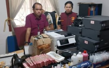 Petugas mengungkap tempat produksi uang palsu di Perumahan Griya Melati, Kelurahan Bubulak, Bogor Barat, Kota Bogor, Jawa Barat, Rabu (9/4/2025). (Kodim 0606 Kota Bogor)