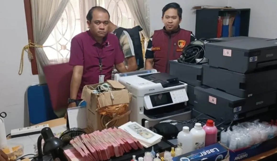 Petugas mengungkap tempat produksi uang palsu di Perumahan Griya Melati, Kelurahan Bubulak, Bogor Barat, Kota Bogor, Jawa Barat, Rabu (9/4/2025). (Kodim 0606 Kota Bogor)