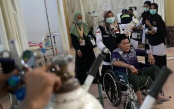 Petugas kesehatan mendorong jamaah calon haji Indonesia berkursi roda di Klinik Kesehatan Haji Indonesia (KKHI) Makkah, Makkah, Arab Saudi, Rabu (12/6/2024). (Sigid Kurniawan)