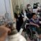 Petugas kesehatan mendorong jamaah calon haji Indonesia berkursi roda di Klinik Kesehatan Haji Indonesia (KKHI) Makkah, Makkah, Arab Saudi, Rabu (12/6/2024). (Sigid Kurniawan)