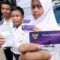 Sejumlah siswa menunjukan Kartu Indonesia Pintar (KIP) beserta buku rekening tabungan BRI dalam sosialisasi dan percepatan pencairan dana Program Indonesia Pintar (PIP) di SMP Negeri 4, Kota Bogor, Jawa Barat. 