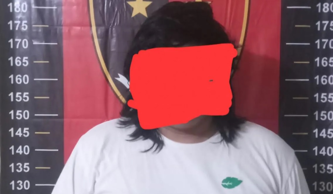 Pelaku EFK (19) warga Desa Sumberjaya, Kecamatan Tambun Selatan, Kabupaten Bekasi, Jawa Barat diamankan kepolisian akibat menanam narkoba jenis ganja di dalam kamar, Senin.