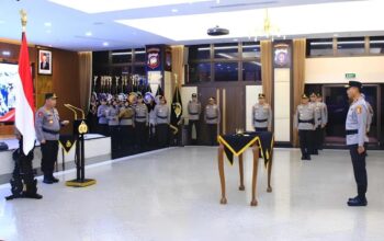 Kapolri Jenderal Pol. Listyo Sigit Prabowo memimpin upacara mutasi dan promosi jabatan untuk 49 perwira tinggi (pati) dan perwira menengah (pamen) di Gedung Rupatama Mabes Polri, Jakarta, Senin (14/4/2025). (Divisi Humas Polri)