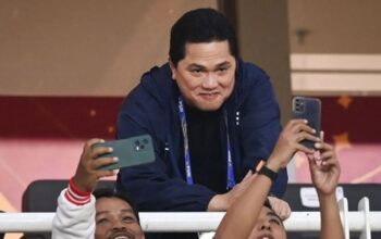 Ketua Umum PSSI Erick Thohir (tengah) berswafoto dengan sejumlah suporter. 