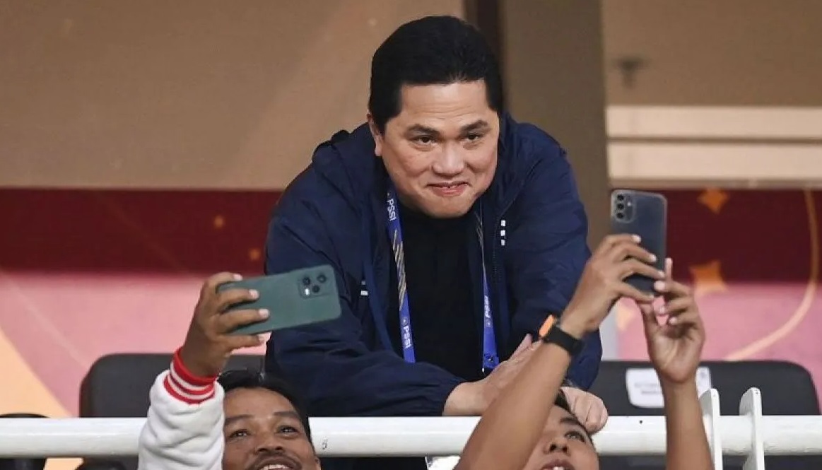 Ketua Umum PSSI Erick Thohir (tengah) berswafoto dengan sejumlah suporter. 