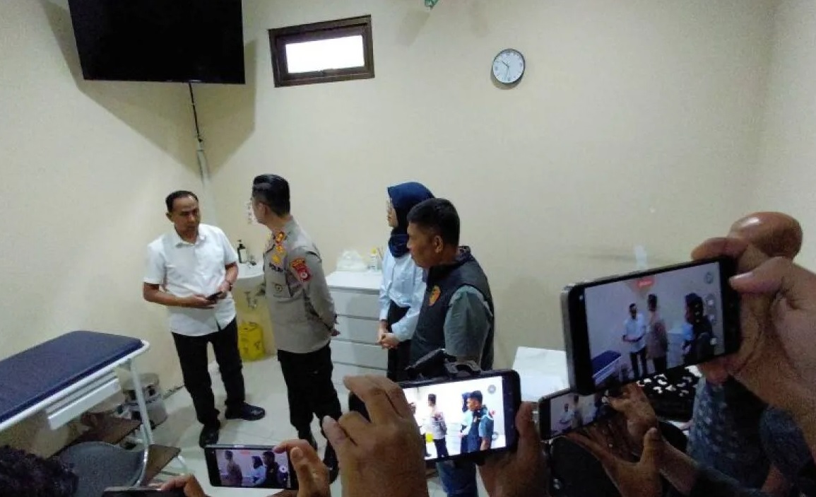 Polisi melakukan penyelidikan dengan mengecek klinik kesehatan di wilayah perkotaan Kabupaten Garut, Jawa Barat, Selasa (15/4/2025).