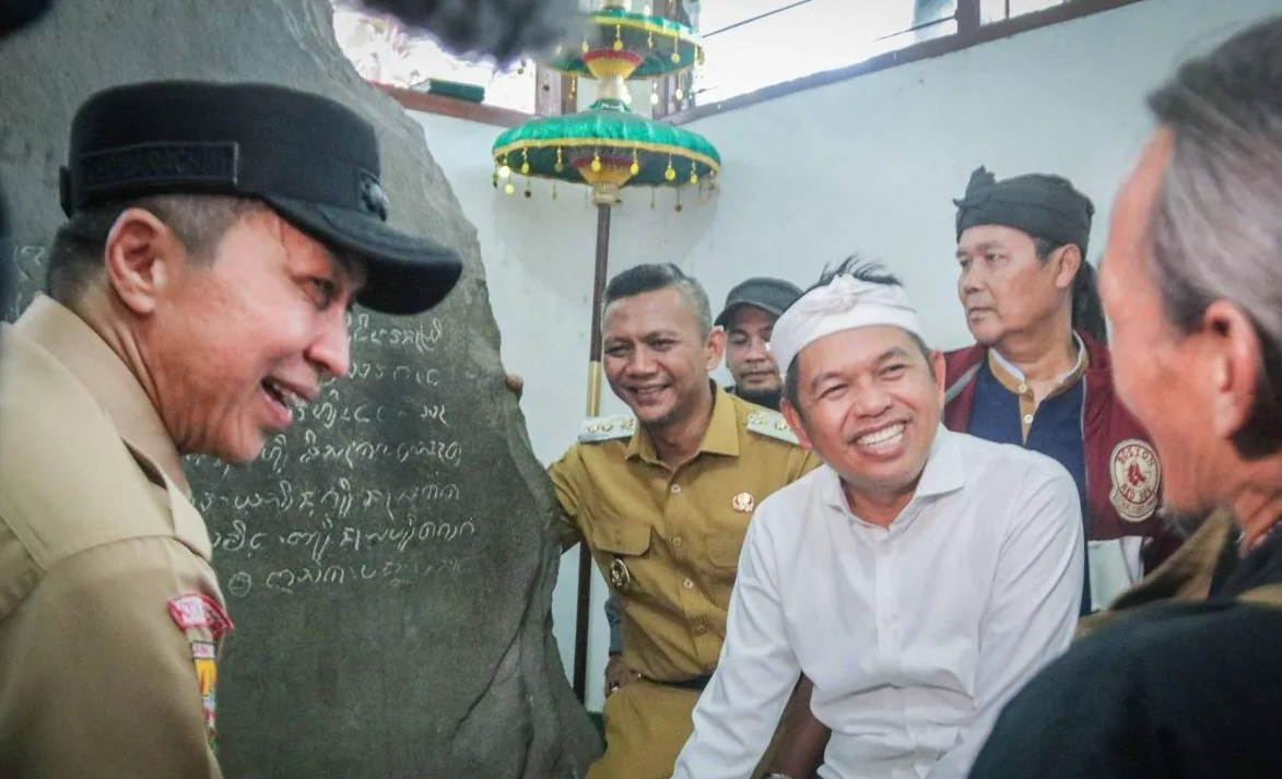 Gubernur Jawa Barat Dedi Mulyadi di tempat Prasasti Batutulis, Kecamatan Bogor Selatan, Kota Bogor, Jawa Barat, Senin (14/4/2025). 