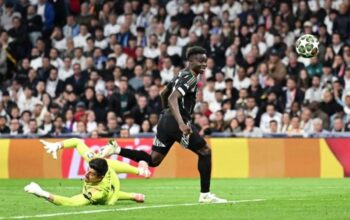 Pemain Arsenal,Bokayo Saka (kanan), melawati penjaga gawang Real Madrid,pada leg kedua perempat final Liga Champions di Stadion Santiago Bernabeu, Madrid, Kamis dini hari WIB (17/4/2025). (www.arsenal.com)