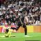 Pemain Arsenal,Bokayo Saka (kanan), melawati penjaga gawang Real Madrid,pada leg kedua perempat final Liga Champions di Stadion Santiago Bernabeu, Madrid, Kamis dini hari WIB (17/4/2025). (www.arsenal.com)