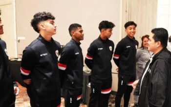 Ketua Umum PSSI Erick Thohir (kanan) menemui sejumlah pemain timnas U-17 di Jakarta, Sabtu (15/3/2025). (PSSI)