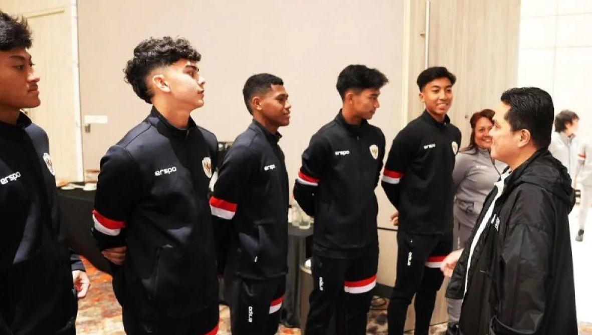 Ketua Umum PSSI Erick Thohir (kanan) menemui sejumlah pemain timnas U-17 di Jakarta, Sabtu (15/3/2025). (PSSI)