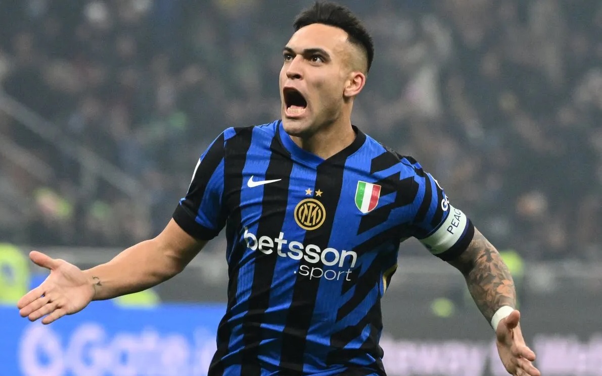 Penyerang Inter Milan asal Argentina #10 Lautaro Martinez merayakan gol pertama timnya dalam pertandingan sepak bola Serie A Italia antara Inter Milan dan Empoli di Stadion San Siro di Milan pada 19 Januari 2025. (AFP/Alber)