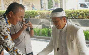 Gubernur Jawa Barat Dedi Mulyadi selepas Rapat Umum Pemegang Saham (RUPS) Tahunan 2024 di gedung BJB, Bandung, Rabu (16/4/2025). (Ricky Prayoga)