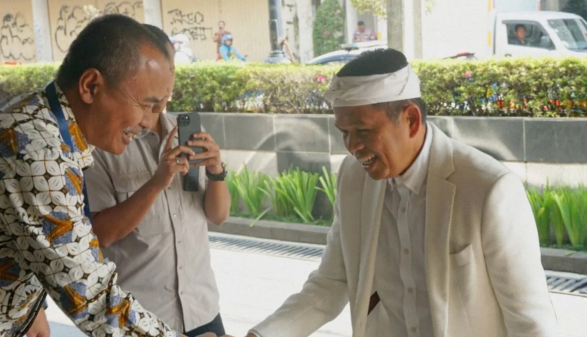 Gubernur Jawa Barat Dedi Mulyadi selepas Rapat Umum Pemegang Saham (RUPS) Tahunan 2024 di gedung BJB, Bandung, Rabu (16/4/2025). (Ricky Prayoga)