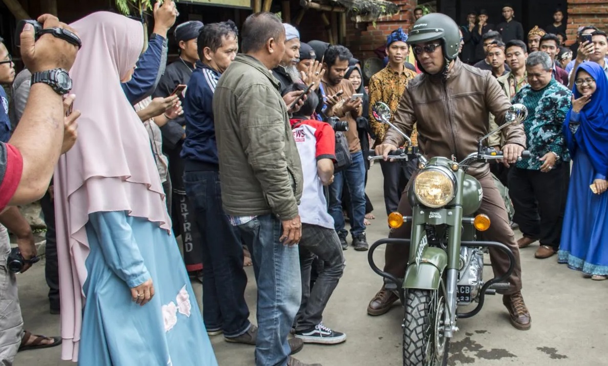 Gubernur Jawa Barat Ridwan Kamil (kanan) mengendarai sepeda motor saat kunjungan kerja di Ponpes Zikir Al Fath, Sukabumi, Jawa Barat, Selasa (5/2/2019)