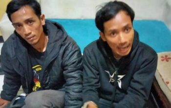 Dua dari tiga pelaku pengendar uang palsu di sejumlah kecamatan di selatan Cianjur, Jawa Barat, diringkus petugas Polsek Takokak, Jumat, 18/4/2025.