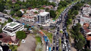 Penampakan Kepadatan di Jalur Wisata Puncak, Ada Rekayasa Lalu Lintas