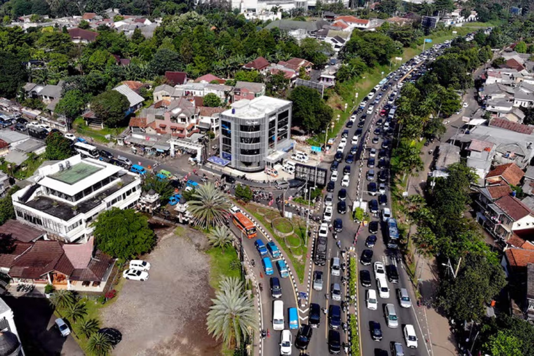 Foto udara kepadatan kendaraan saat diberlakukan sistem satu arah menuju jalur wisata Puncak, Gadog, Kabupaten Bogor, Jawa Barat, Jumat (18/4/2025). Antara/Yulius Satria Wijaya/tom.