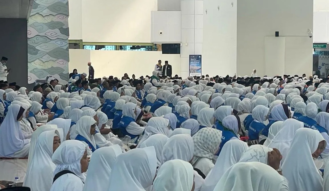 Jamaah calon haji saat mengikuti kegiatan manasik di BIJB Kertajati Majalengka, Jawa Barat, Sabtu (19/4/2025). 
