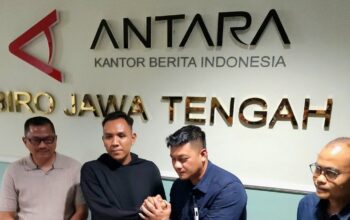 Ipda E, oknum anggota tim pengamanan protokoler Kapolri Jenderal Pol Listyo Sigit Prabowo menyampaikan permohonan maaf kepada pewarta foto Perum LKBN ANTARA Makna Zaesar disaksikan oleh Kabid Humas Polda Jawa Tengah Kombes Pol Artanto yang mewakili Polri dan Direktur Pemberitaan ANTARA Irfan Junaidi di Semarang, Minggu (6/4/2025) malam. 