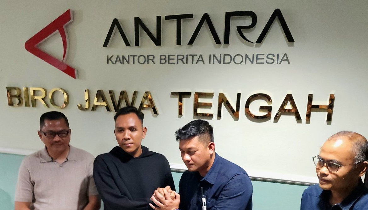 Ipda E, oknum anggota tim pengamanan protokoler Kapolri Jenderal Pol Listyo Sigit Prabowo menyampaikan permohonan maaf kepada pewarta foto Perum LKBN ANTARA Makna Zaesar disaksikan oleh Kabid Humas Polda Jawa Tengah Kombes Pol Artanto yang mewakili Polri dan Direktur Pemberitaan ANTARA Irfan Junaidi di Semarang, Minggu (6/4/2025) malam. 
