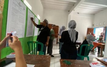 Petugas KPPS melakukan penghitungan perolehan hasil pemungutan suara ulang (PSU) Pilkada Tasikmalaya di TPS 7 Desa Singasari, Kecamatan Singaparna, Kabupaten Tasikmalaya, Jawa Barat, Sabtu (19/4/2025). 