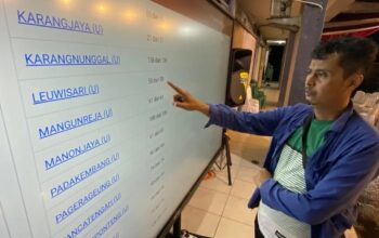 Warga melihat laporan hasil penghitungan perolehan pemungutan suara ulang tingkat TPS yang ditampilkan melalui aplikasi Sirekap di monitor KPU Kabupaten Tasikmalaya, Jawa Barat, Sabtu (19/4/2025).