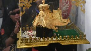 Potret Mahkota Para Raja Sunda, Mahkota Binokasih tiba di tanah Pajajaran