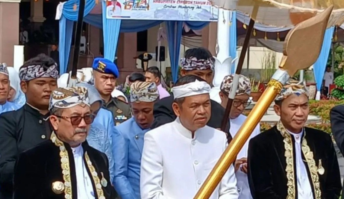 Gubernur Jabar Dedi Mulyadi (tengah) bersama Bupati Cirebon Imron saat berada di Cirebon, Jawa Barat, Senin (21/4/2025).