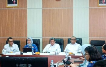 Kepala BPJPH Ahmad Haikal Hasan dalam konferensi pers di Jakarta, Senin (21/4/2025). (Tri Meilani Ameliya)