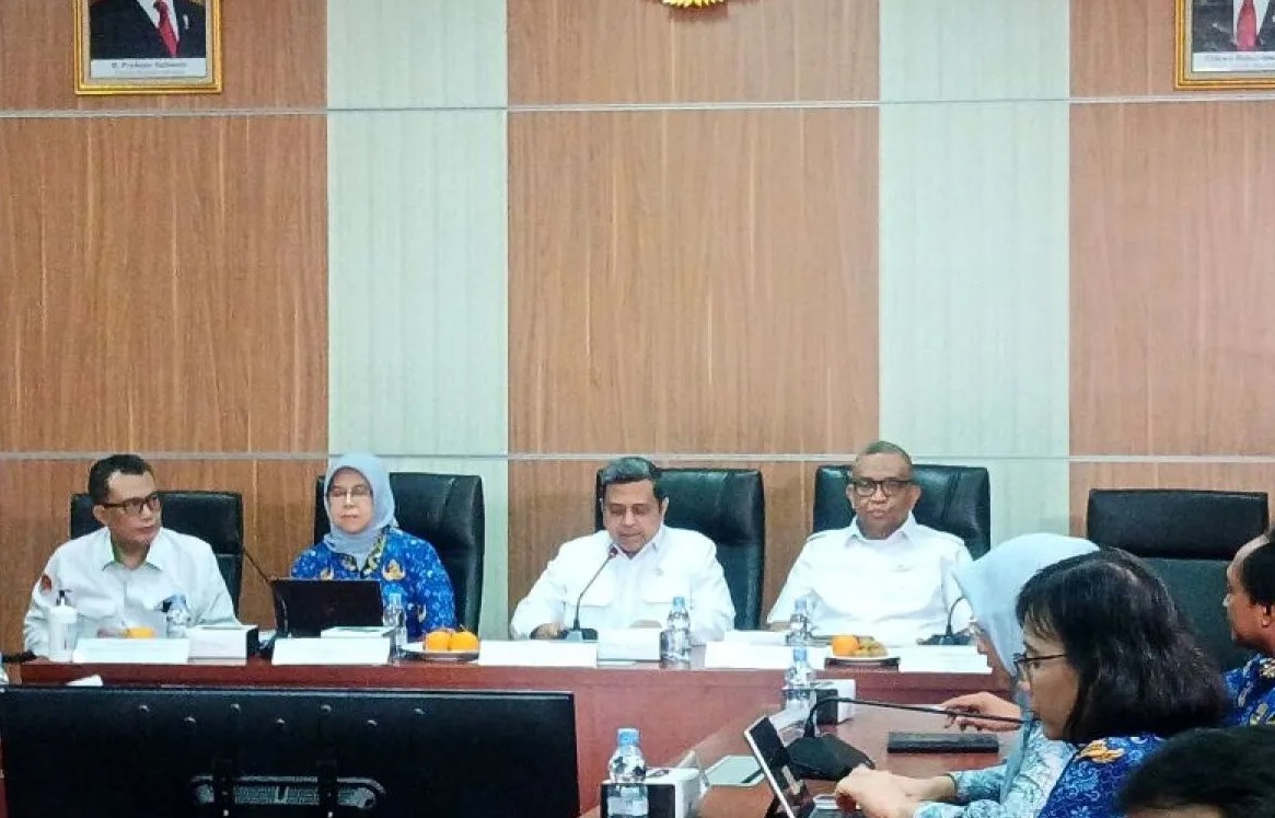 Kepala BPJPH Ahmad Haikal Hasan dalam konferensi pers di Jakarta, Senin (21/4/2025). (Tri Meilani Ameliya)