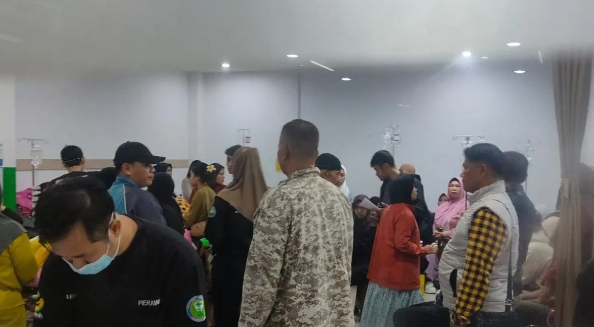 Puluhah siswa MAN I Cianjur, Jawa Barat, mendapat perawatan di RSUD Sayang Cianjur, setelah mengeluhkan pusing, mual dan muntah setelah menyantap Makan Bergizi Gratis, Senin, 21/4/2025. (Ahmad Fikri)