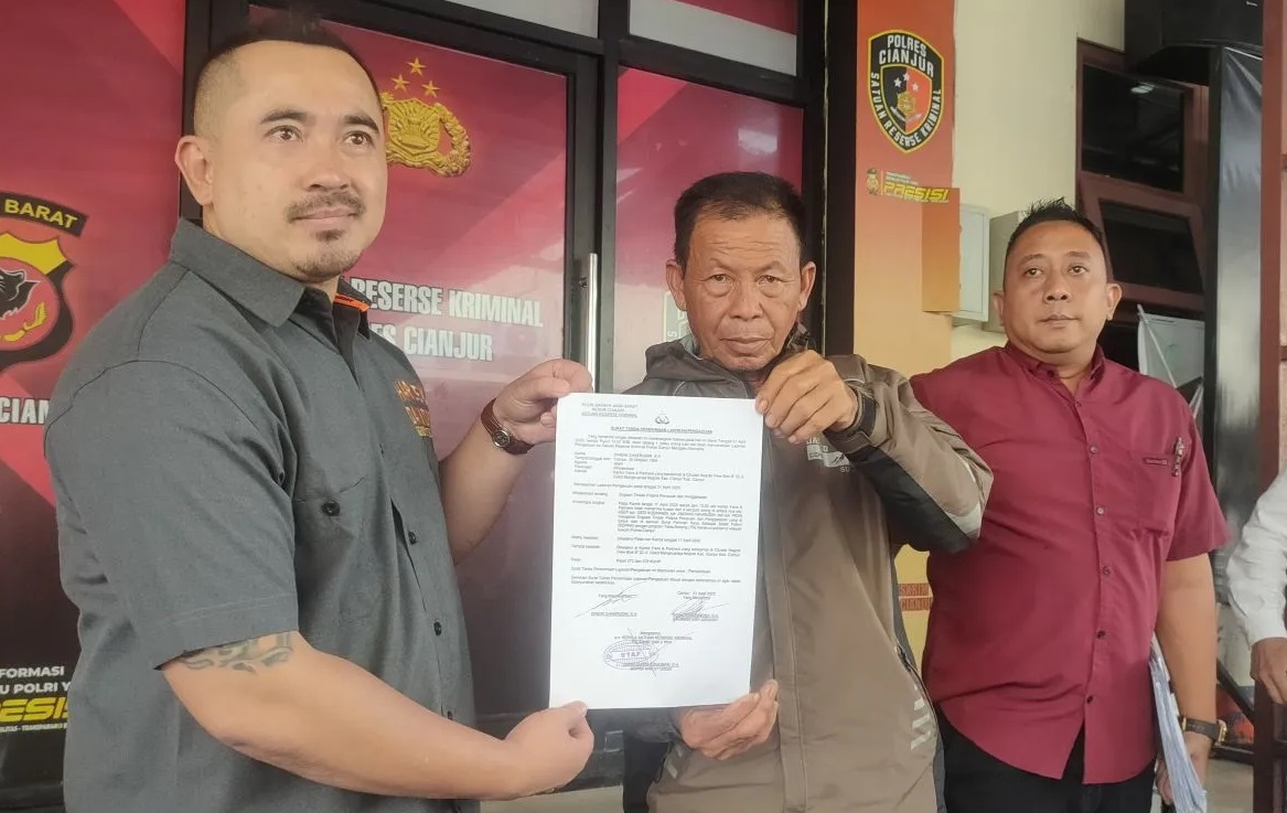 Perwakilan petani korban manipulasi data di Cianjur, Jawa Barat, didampingi kuasa hukum Fan Fan Nugraha melapor secara resmi ke Polres Cianjur, Senin (21/4/2025). (Ahmad Fikri)