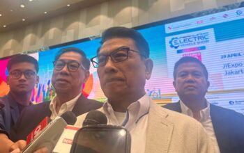 Ketua Umum Perkumpulan Industri Kendaraan Listrik Indonesia (Periklindo) Moeldoko melakukan wawancara dengan awak media di Jakarta, Selasa (22/4/2025). (Pamela Sakina)