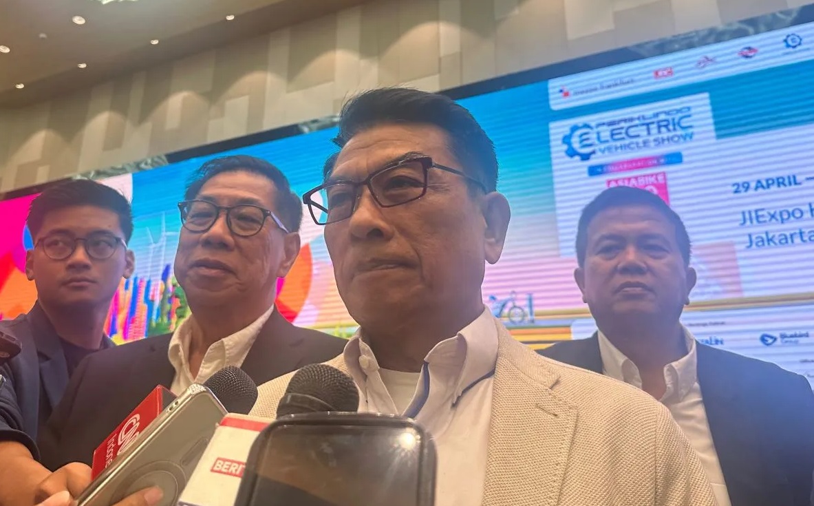 Ketua Umum Perkumpulan Industri Kendaraan Listrik Indonesia (Periklindo) Moeldoko melakukan wawancara dengan awak media di Jakarta, Selasa (22/4/2025). (Pamela Sakina)