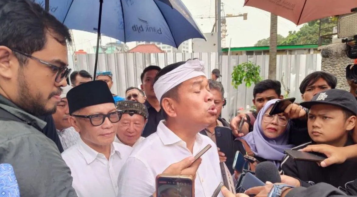 Gubernur Jawa Barat Dedi Mulyadi memberikan keterangan di Bandung, Jabar, Selasa (22/4/2025). 