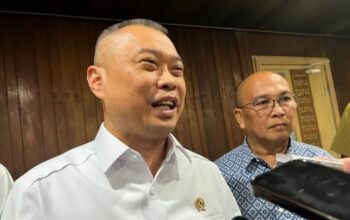 Menteri Perhubungan (Menhub) Dudy Purwagandhi menjawab pertanyaan awak media ditemui seusai Rapat Dengar Pendapat (RDP) Komisi V DPR RI di Gedung Nusantara, kompleks parlemen, Senayan, Jakarta, Rabu (23/4/2025). 