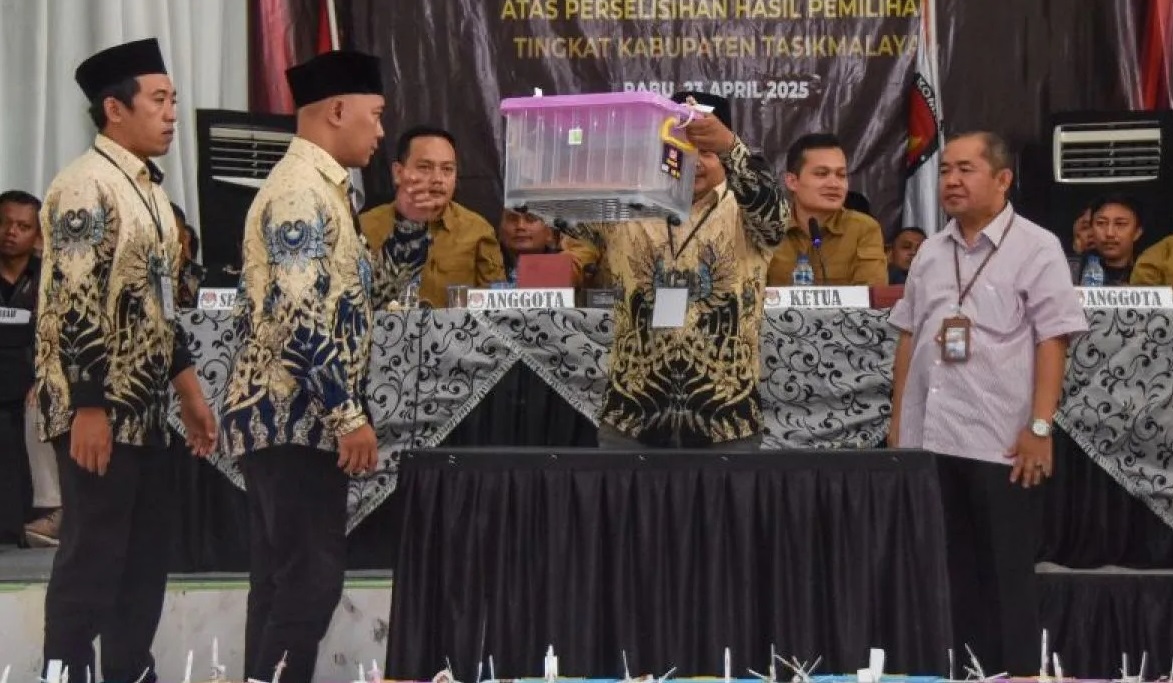 KPU Kabupaten Tasikmalaya menyelenggarakan Rapat Pleno Terbuka Rekapitulasi Penghitungan Suara Pemilihan Bupati dan Wakil Bupati Tasikmalaya hasil dari pelaksanaan Pemungutan Suara Ulang (PSU) Pemilihan Kepala Daerah Tasikmalaya di Gedung Ukhuwah Singaparna, Tasikmalaya, Jawa Barat, Rabu (23/4/2025).