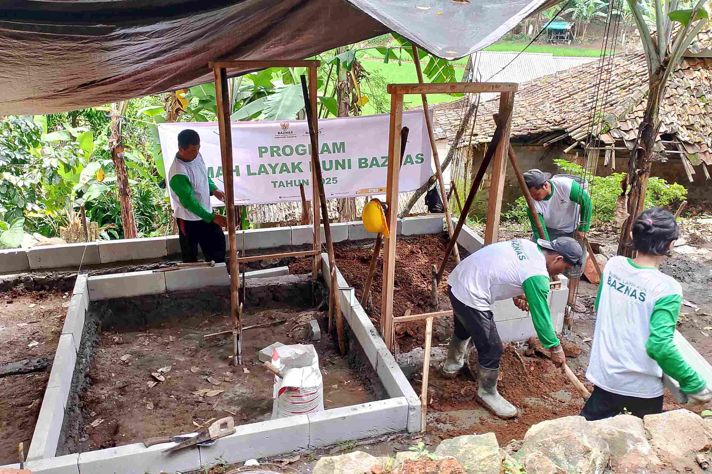 Badan Amil Zakat Nasional (BAZNAS) telah melaksanakan giat perbaikan rumah yang kondisinya sudah tidak layak huni di wilayah Kabupaten Sukabumi, Jawa Barat, Minggu (16/3/2025).