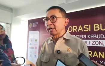 Menteri Kebudayaan Fadli Zon memberikan keterangan di Gedung Perpustakaan Ajip Rosidi Bandung, Senin (28/4/2025) petang. (Ricky Prayoga)