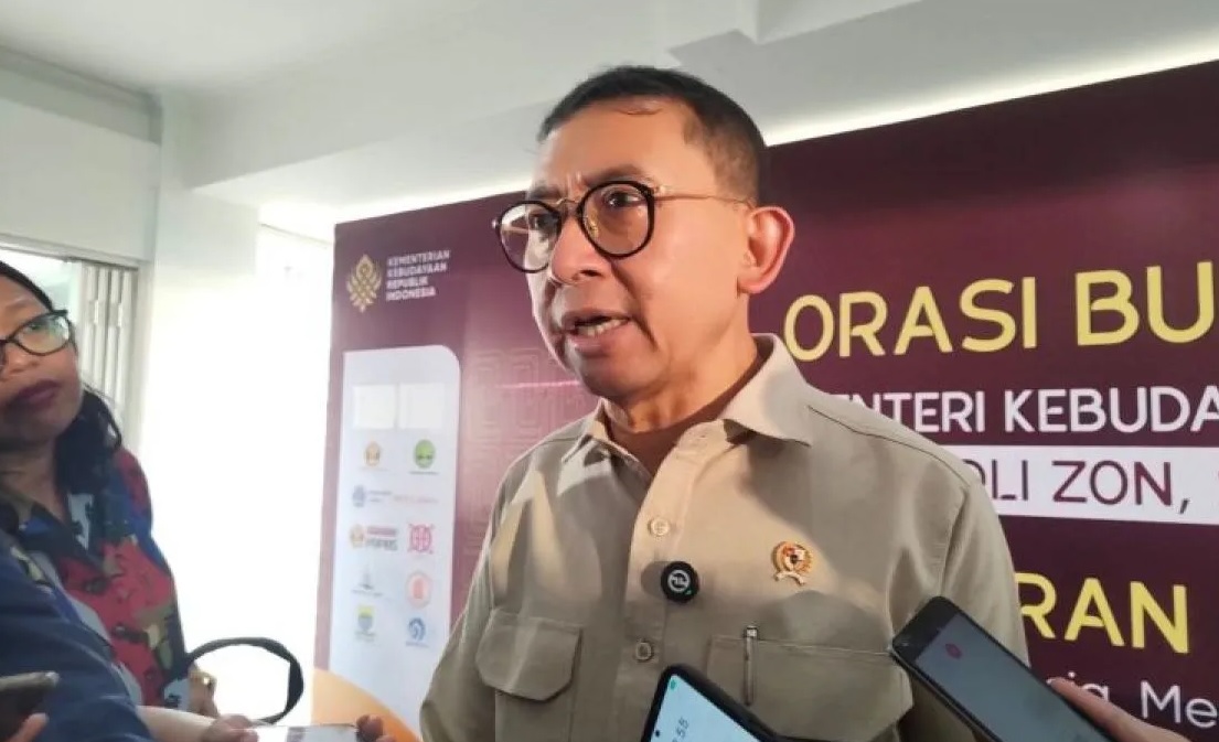 Menteri Kebudayaan Fadli Zon memberikan keterangan di Gedung Perpustakaan Ajip Rosidi Bandung, Senin (28/4/2025) petang. (Ricky Prayoga)