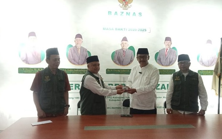 Bupati Sukabumi H. Asep Japar menunjukkan komitmennya dalam mendukung pengelolaan zakat, infak, dan sedekah (ZIS) dengan menyerahkan zakat maal secara langsung ke Gedung Badan Amil Zakat Nasional (Baznas) Kabupaten Sukabumi pada Jumat, 28 Maret 2025 .