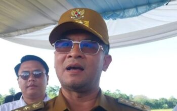 Wakil Gubernur Jawa Barat Erwan Setiawan (tengah) saat memberikan keterangan di Majalengka, Jabar, Senin (7/4/2025). 