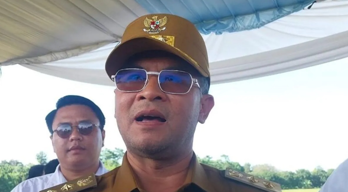 Wakil Gubernur Jawa Barat Erwan Setiawan (tengah) saat memberikan keterangan di Majalengka, Jabar, Senin (7/4/2025). 